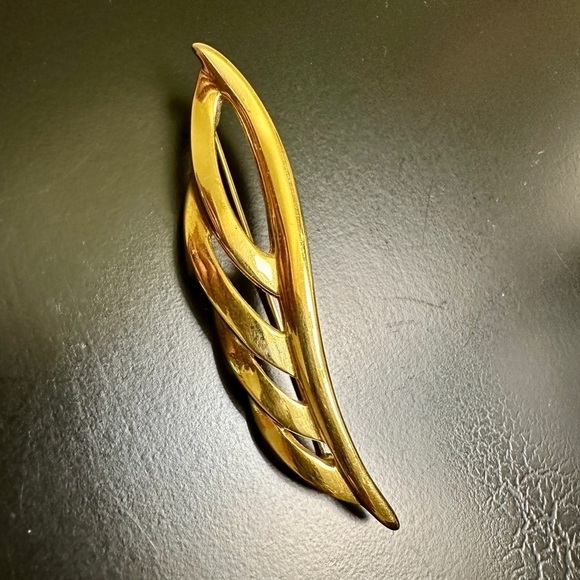 NAPIER, SIGNED, BROOCH. LEAF, FEATHER PIN IN GOLD-TONE. 1/2” x 3” - Picture 4 of 4